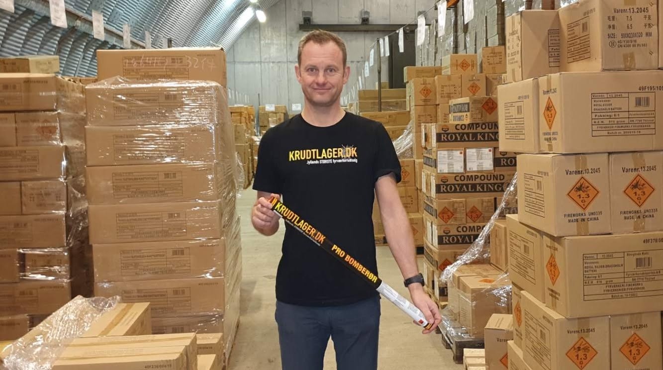 Søren fra Krudtlager.dk på lageret blandt årets fyrværkerileverancer