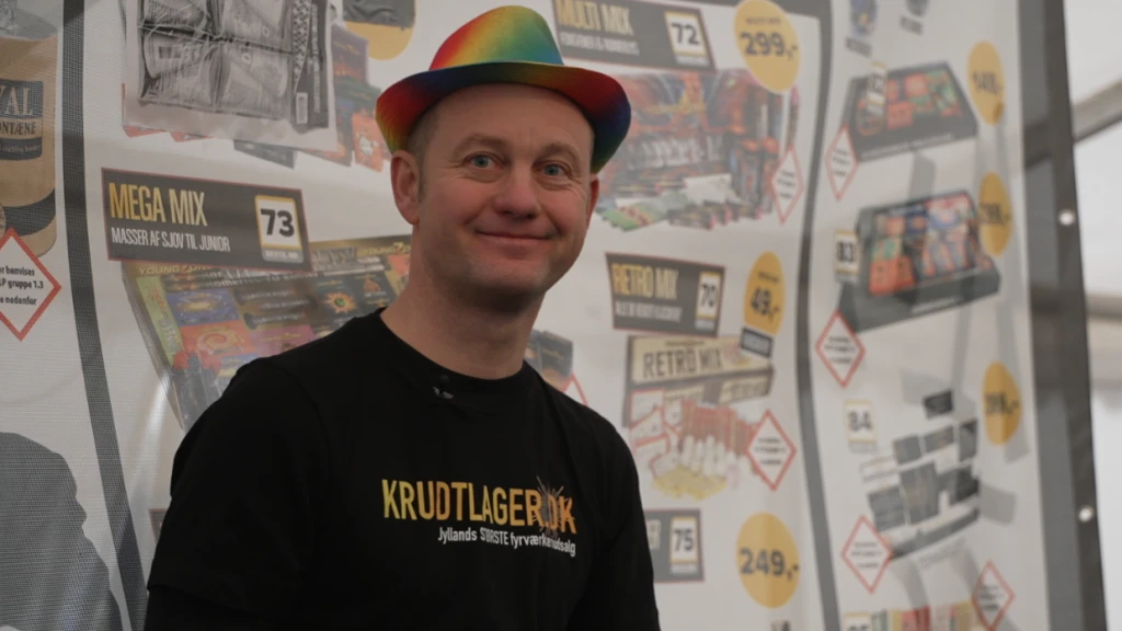 Søren fra Krudtlager.dk foran årets sortiment